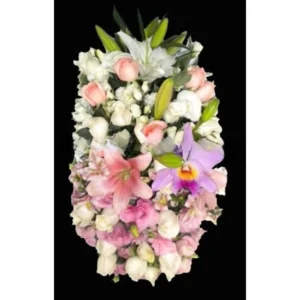 Arreglo floral vertical con rosas, lirios y orquídeas en tonos pastel, ideal para condolencias y homenajes