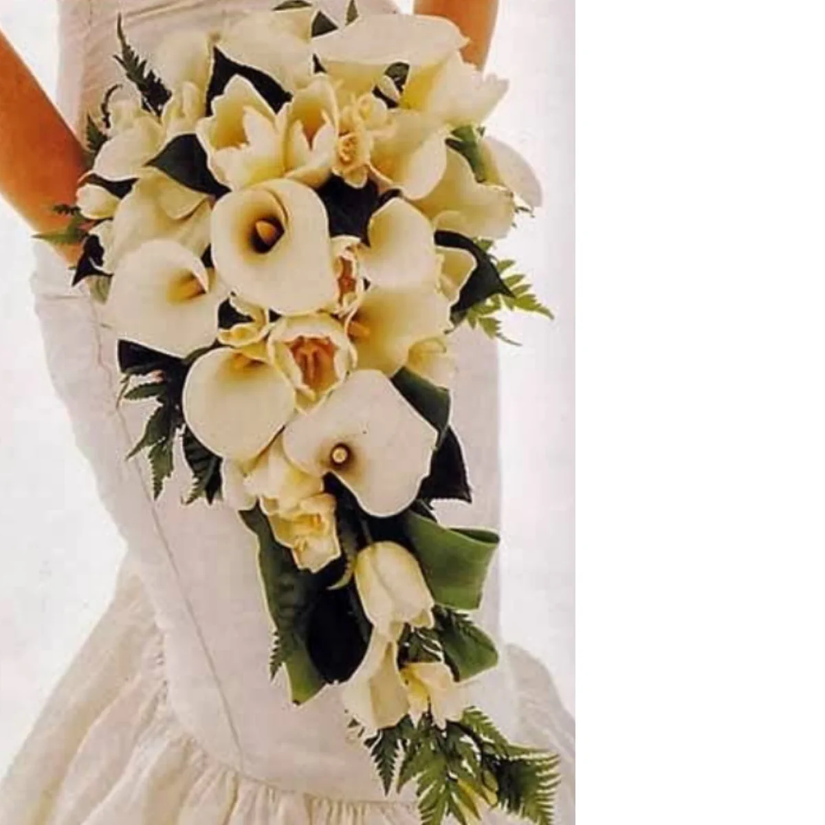 Bouquet de novia en cascada con calas blancas, rosas y helechos verdes. Diseño elegante y vertical ideal para bodas sofisticadas.