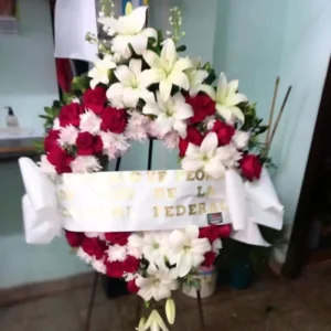Corona fúnebre con rosas y lirios