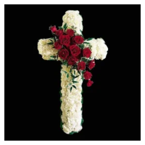 Arreglo floral en forma de cruz con flores blancas y rosas rojas al centro, ideal para ceremonias de condolencia