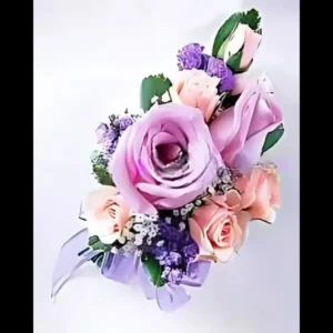Ramo de solapa con rosas en tonos lavanda y melocotón, ideal para eventos especiales.