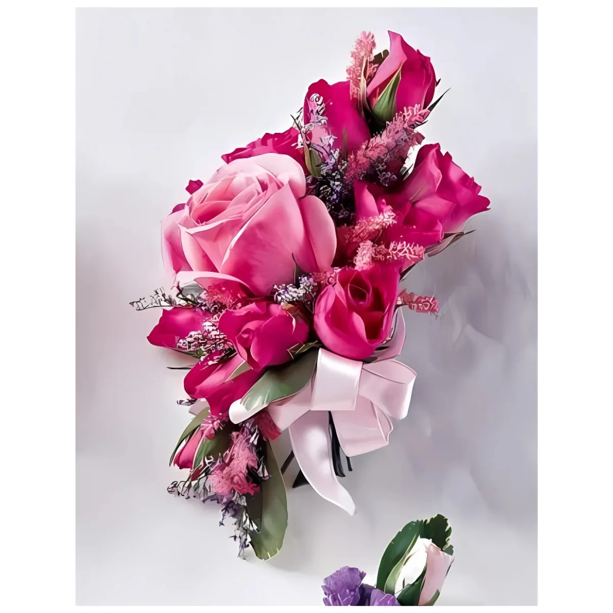 Ramo de rosas rosadas en varios tonos con flores lavanda y follaje verde, atado con cinta satinada rosa. Ideal para celebraciones y regalos elegantes.