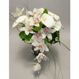 Un elegante bouquet de novia en cascada con calas blancas y orquídeas phalaenopsis blancas con detalles rosados, con follaje y elementos decorativos finos, presentado sobre un fondo neutro que realza su diseño.