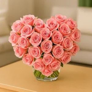 Corazón Rosas Amor con rosas blancas y rosadas en forma de corazón sobre mesa de madera clara, con fondo de living cálido. Composición romántica, delicada y equilibrada.