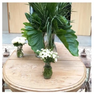 Ramo flores blancas en florero de vidrio transparente, un arreglo minimalista y elegante que aporta frescura, serenidad y distinción a mesas, rincones y espacios interiores.