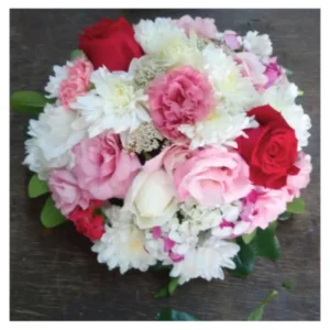 Ramo flores mixtas con rosas rojas y blancas, claveles rosados y crisantemos en diseño compacto y colorido, un arreglo elegante y versátil ideal para regalar y decorar celebraciones.