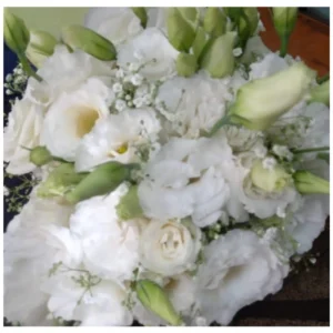 Ramo novia blanco con lisianthus, rosas marfil y velo de novia en diseño compacto y elegante, una composición delicada y sofisticada ideal para bodas y celebraciones especiales.